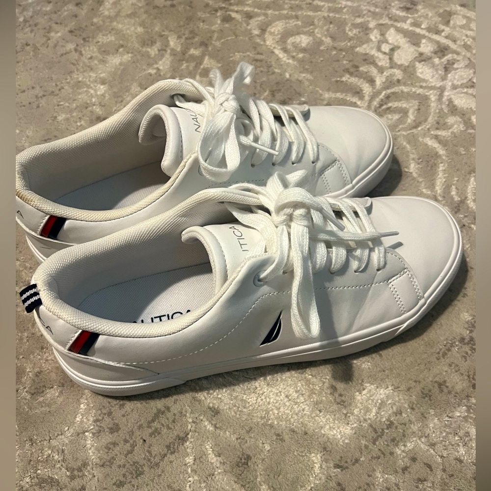 Men’s size 10 Nautica sneakers